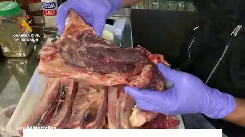 Detienen a 22 personas por vender 253 toneladas de alimentos no aptos para consumo humano Detienen a 22 personas por vender 253 toneladas de alimentos no aptos para consumo humano