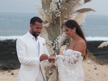 Anabel Pantoja con el vestido de novia en su boda