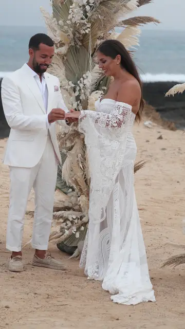 Anabel Pantoja con el vestido de novia en su boda Anabel Pantoja con el vestido de novia en su boda