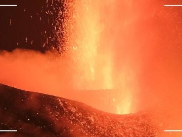 La lava que emerge de las dos nuevas bocas del volcán de La Palma cavanza hacia la colada inicial, streaming en directo