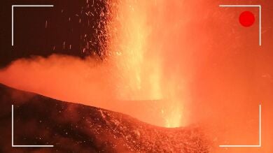 La lava que emerge de las dos nuevas bocas del volcán de La Palma cavanza hacia la colada inicial, streaming en directo