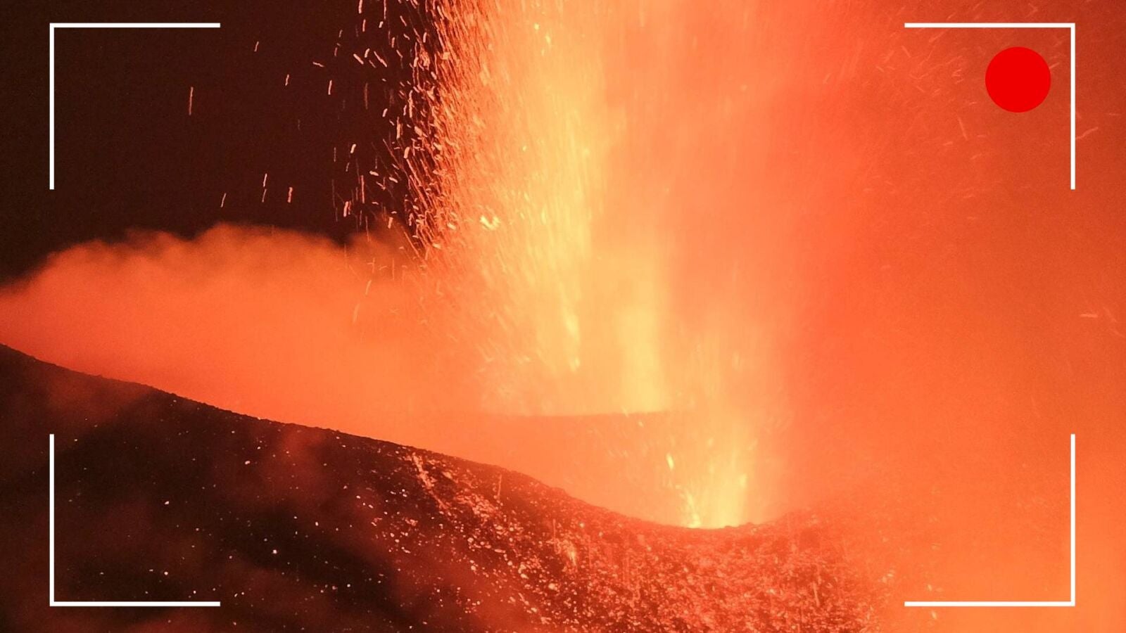 La lava que emerge de las dos nuevas bocas del volcán de La Palma cavanza hacia la colada inicial, streaming en directo