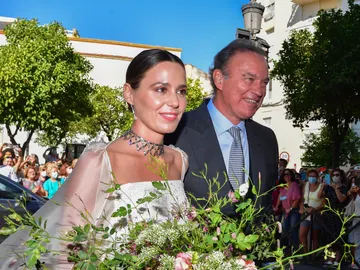 Primera imagen de Claudia Osborne vestida de novia junto a su padre Bertín Primera imagen de Claudia Osborne vestida de novia junto a su padre Bertín