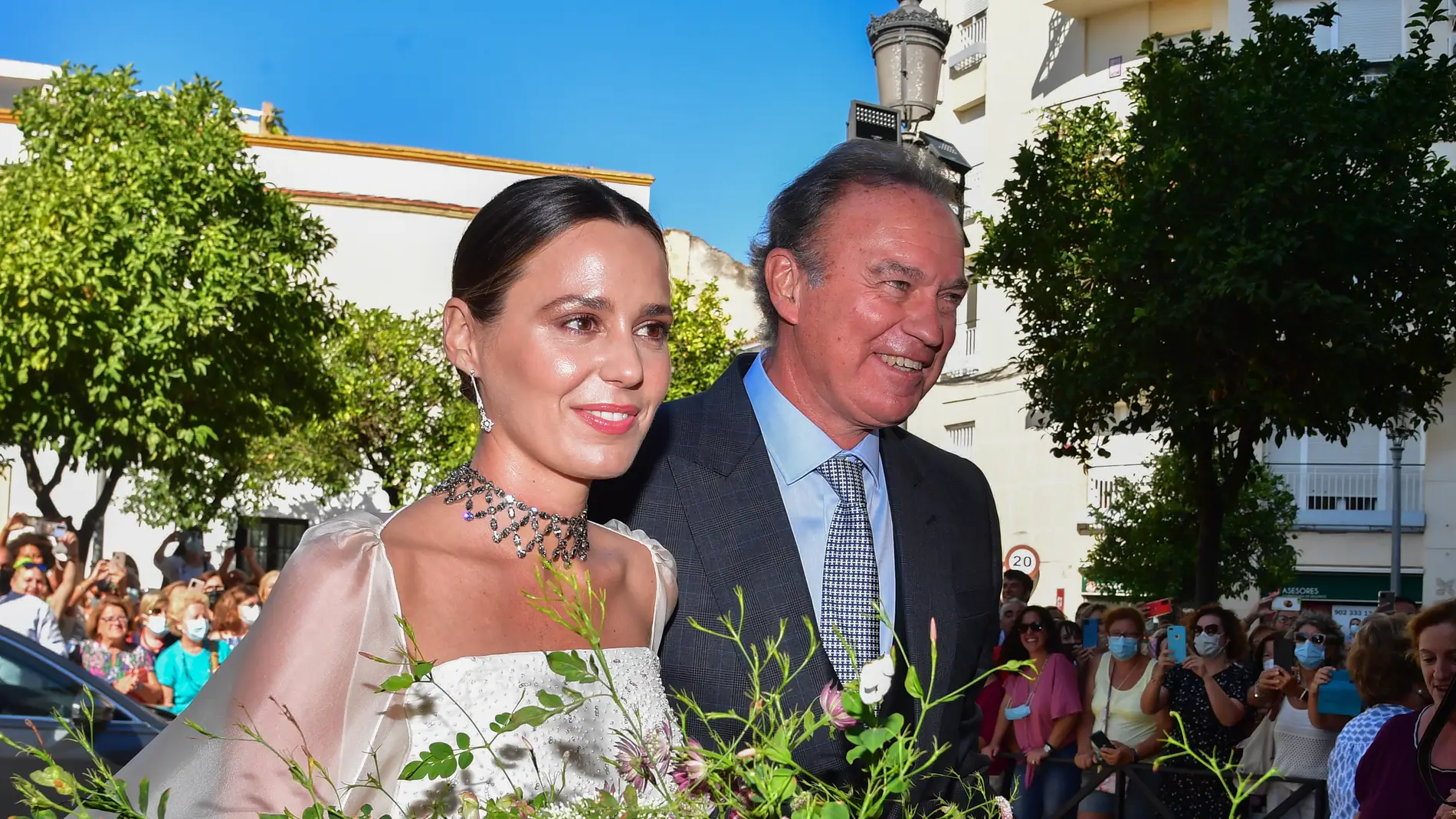 Primera imagen de Claudia Osborne vestida de novia junto a su padre Bertín