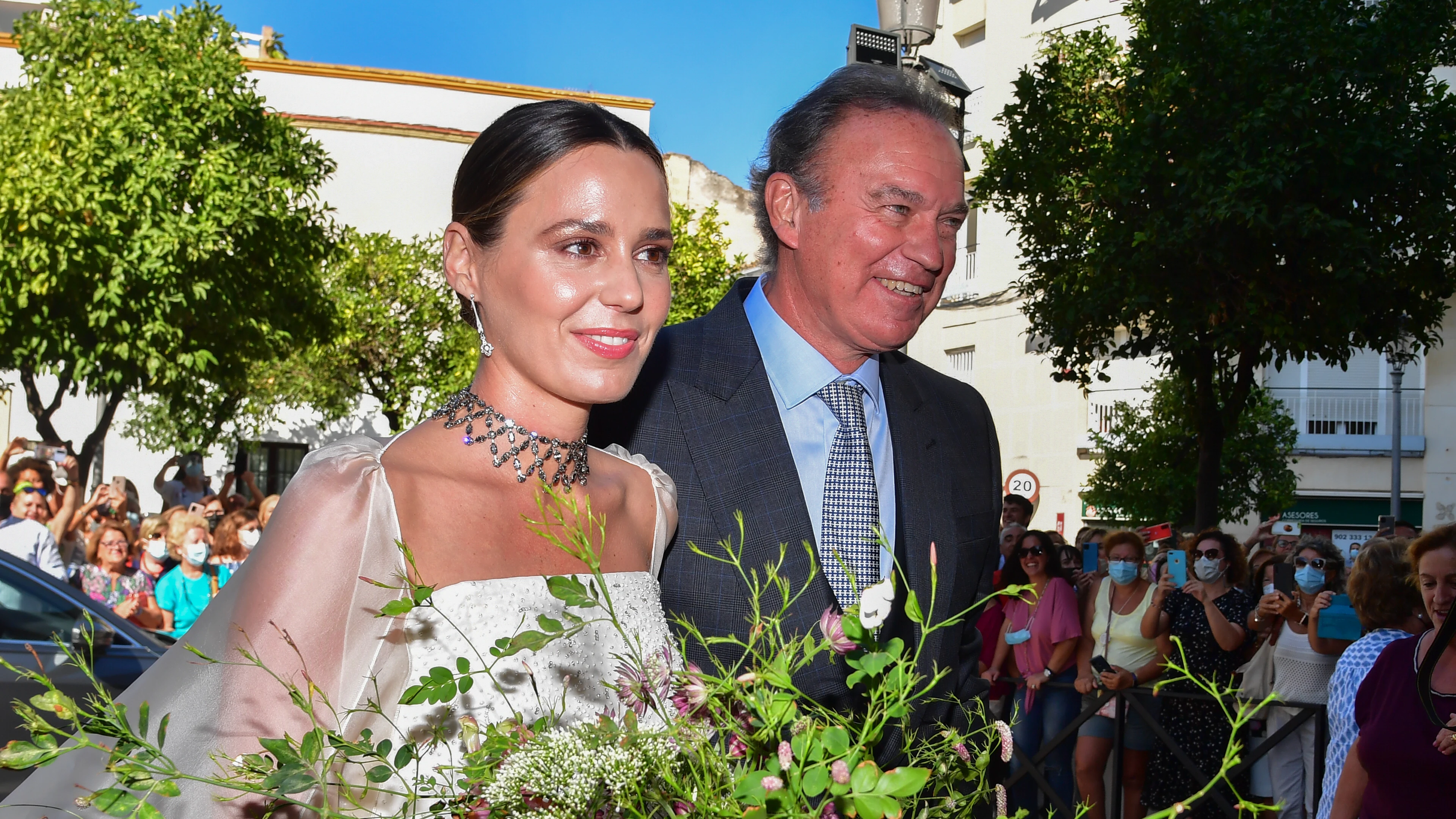 Primera imagen de Claudia Osborne vestida de novia junto a su padre Bertín Primera imagen de Claudia Osborne vestida de novia junto a su padre Bertín