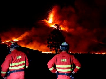 La UME controlando la zona ante la erupción del volcán