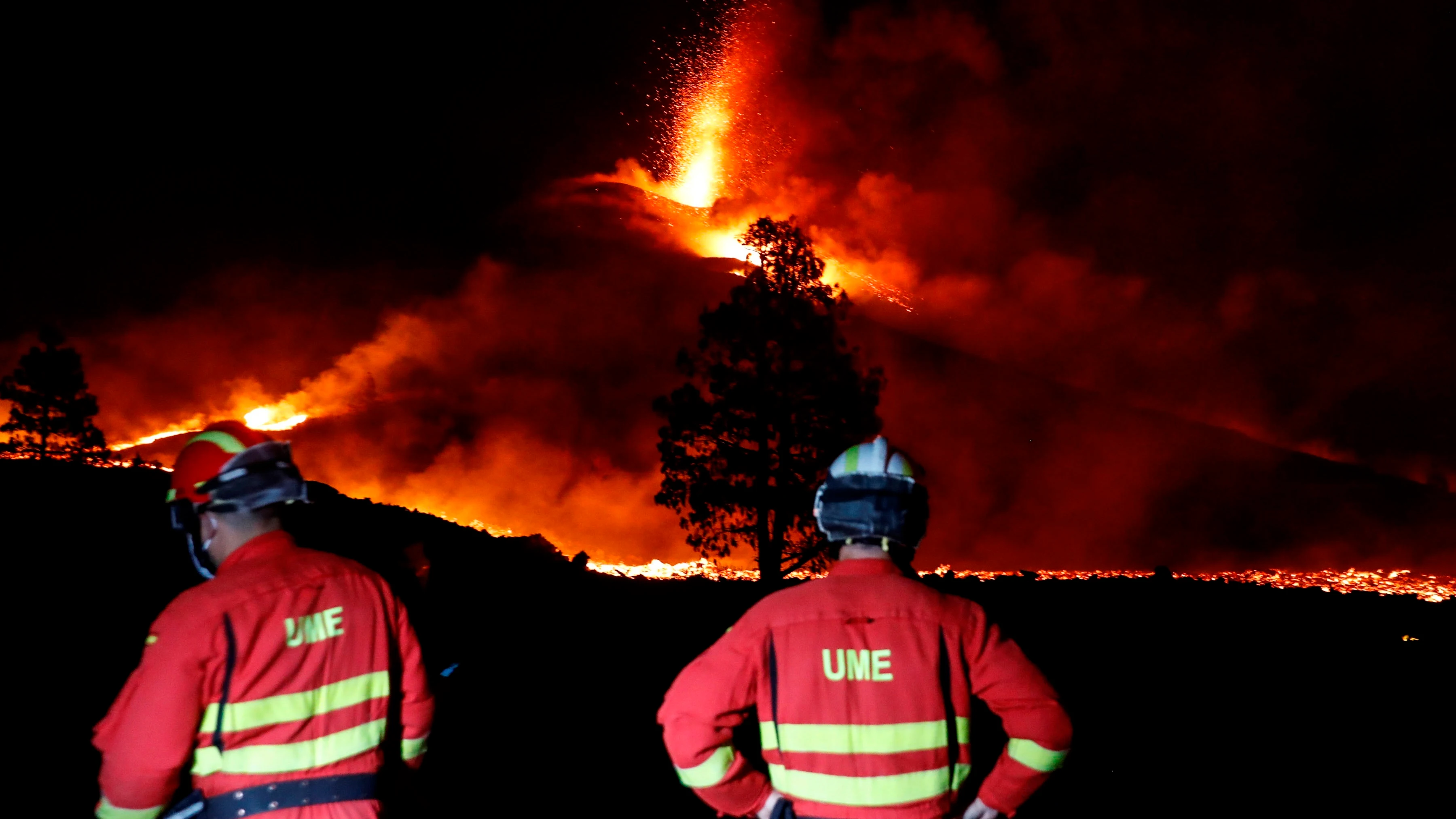 La UME controlando la zona ante la erupci&oacute;n del volc&aacute;n