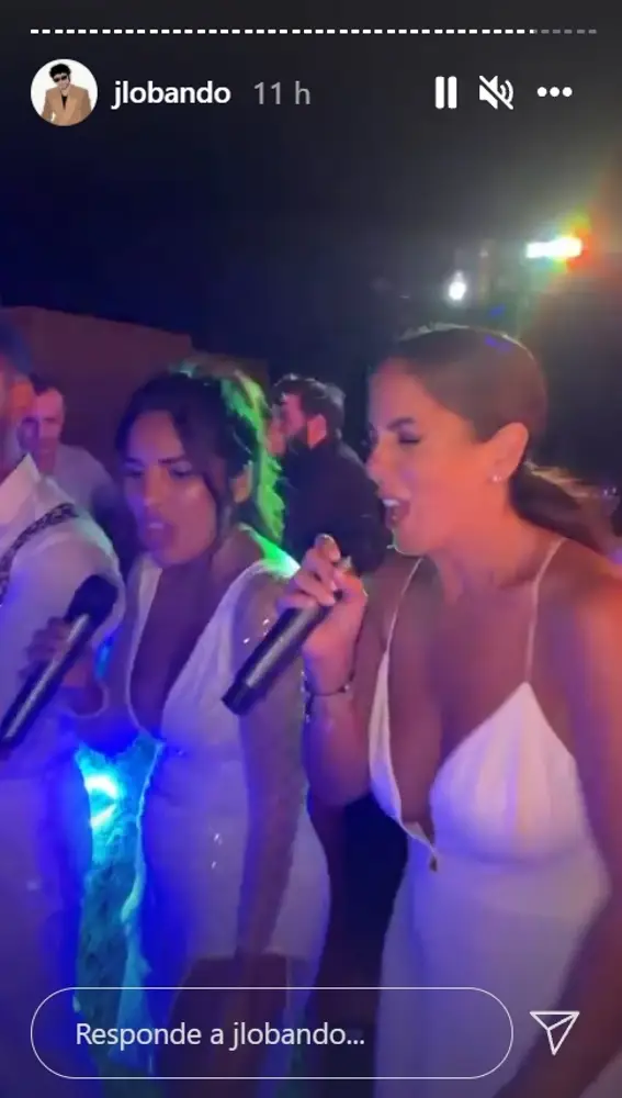 Anabel e Isa Pantoja cantando una canción de Isabel Pantoja en su boda