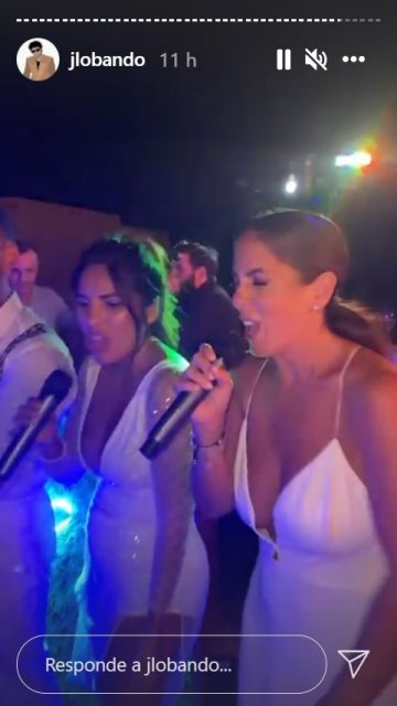 Anabel e Isa Pantoja cantando una canción de Isabel Pantoja en su boda