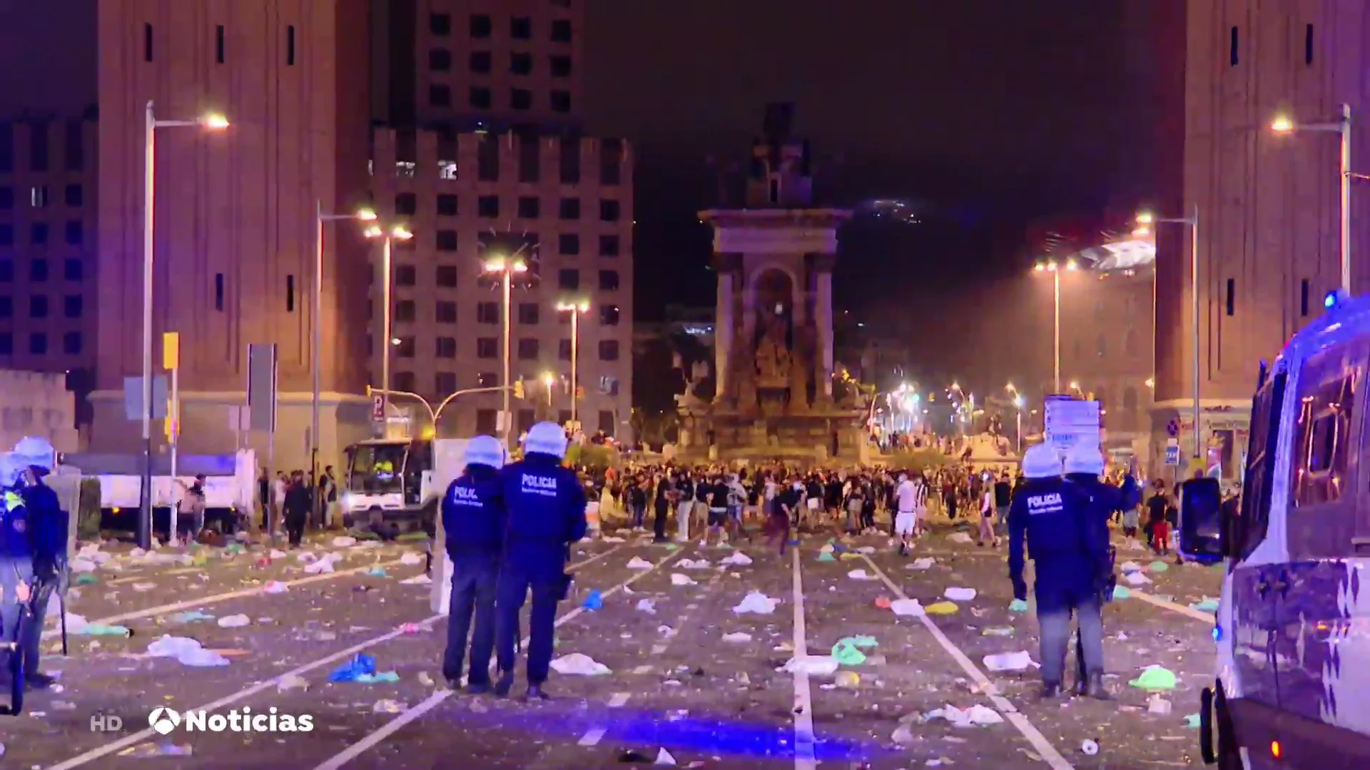 Detenidas 15 personas en varios botellones de Barcelona Detenidas 15 personas en varios botellones de Barcelona