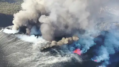 Se abre un nuevo foco de emisión en la fractura principal del volcán en La Palma Se abre un nuevo foco de emisión en la fractura principal del volcán en La Palma