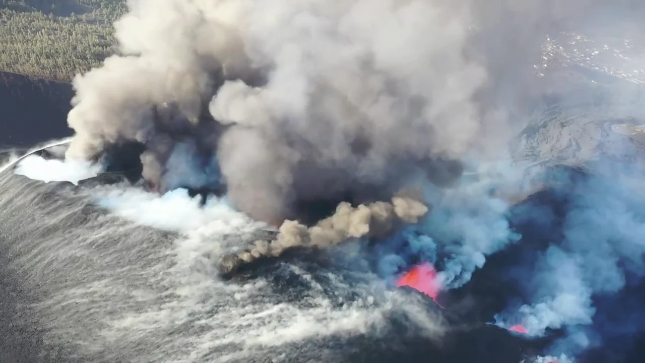 Se abre un nuevo foco de emisión en la fractura principal del volcán en La Palma Se abre un nuevo foco de emisión en la fractura principal del volcán en La Palma