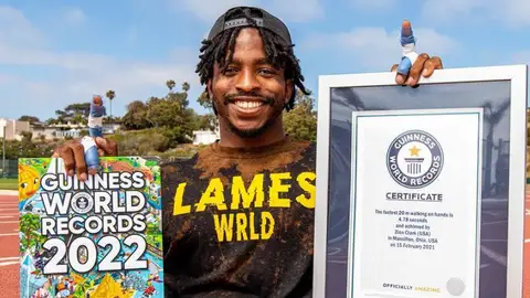 Zion Clark nació sin piernas y ahora se ha convertido en el atleta más rápido en correr con los brazos Zion Clark nació sin piernas y ahora se ha convertido en el atleta más rápido en correr con los brazos