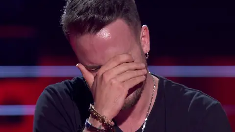 Ian García se derrumba al ver a Alejandro Sanz girarse en el último segundo 'La Voz'