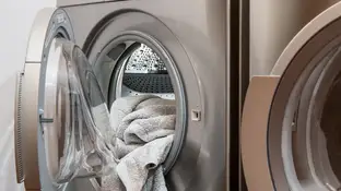 Una lavadora con ropa dentro Una lavadora con ropa dentro