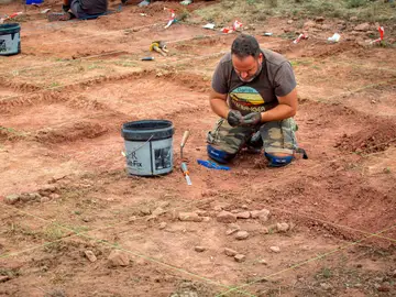 El equipo de investigación en la zona donde se hallaron los restos de dinosaurios El equipo de investigación en la zona donde se hallaron los restos de dinosaurios
