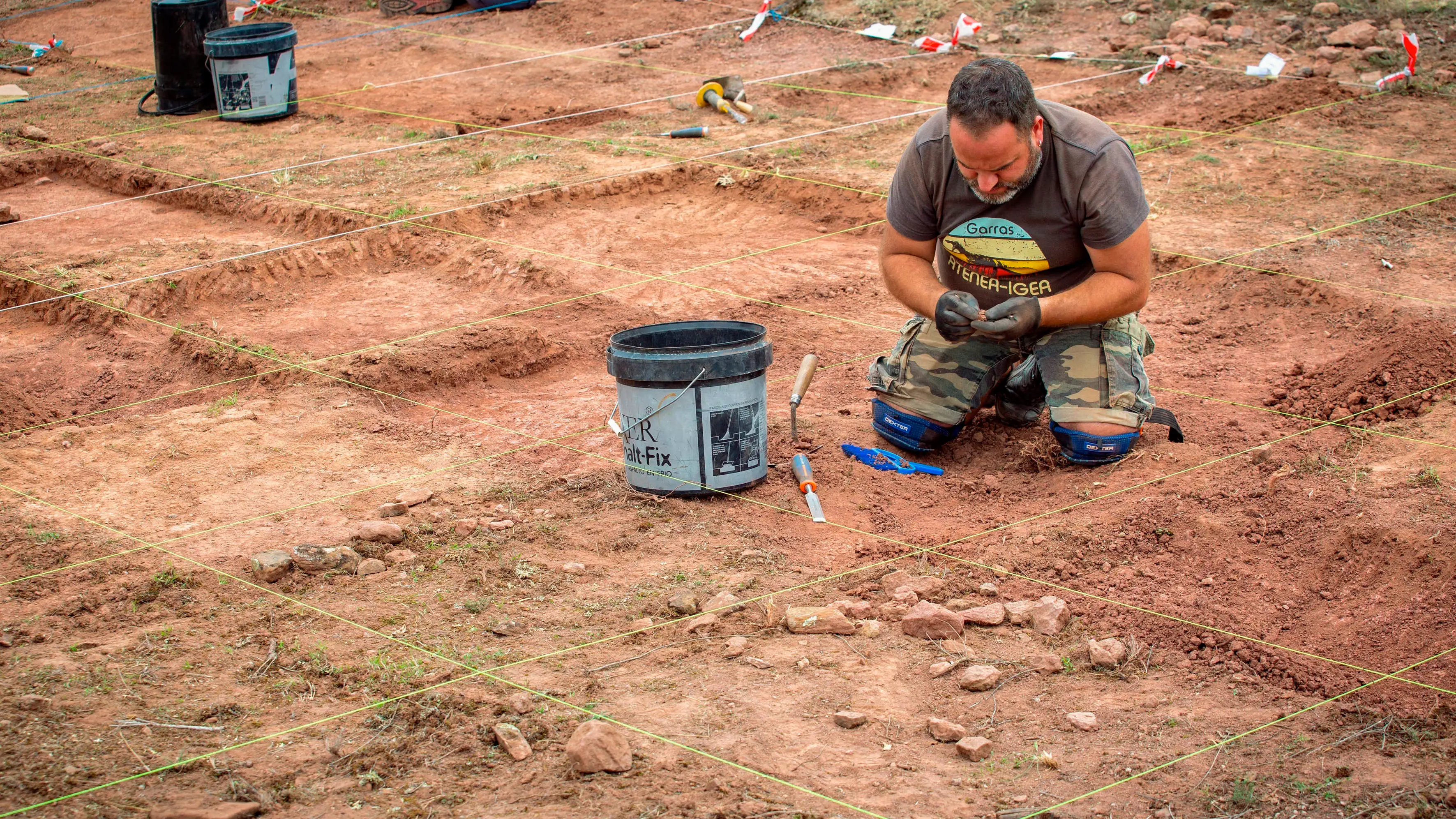 El equipo de investigaci&oacute;n en la zona donde se hallaron los restos de dinosaurios