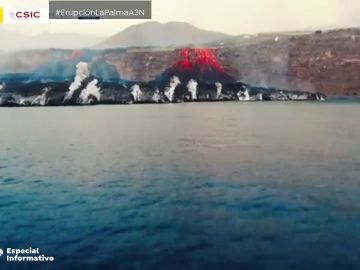 Imágenes inéditas de la nueva fajana del volcán de La Palma desde el mar