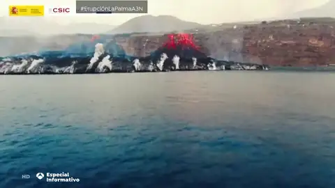 Imágenes inéditas de la nueva fajana del volcán de La Palma desde el mar Imágenes inéditas de la nueva fajana del volcán de La Palma desde el mar