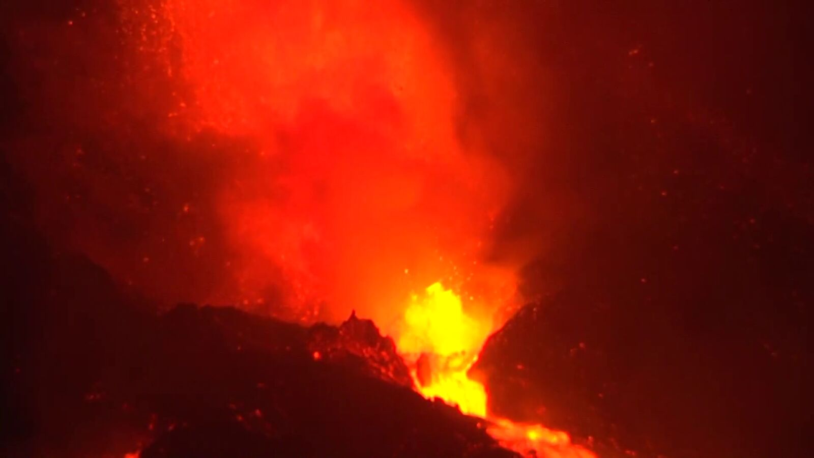 El lado norte del cono se derrumba y surgen varias coladas de lava impredecibles en directo