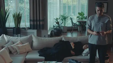 Volkan husmea en el móvil de Asya 'Infiel'