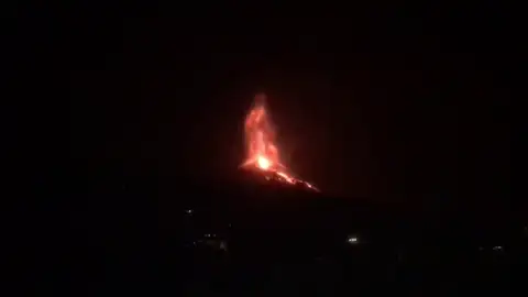 El vídeo de cómo varias coladas de lava nacen al derrumbarse el cono norte del volcán de La Palma El vídeo de cómo varias coladas de lava nacen al derrumbarse el cono norte del volcán de La Palma