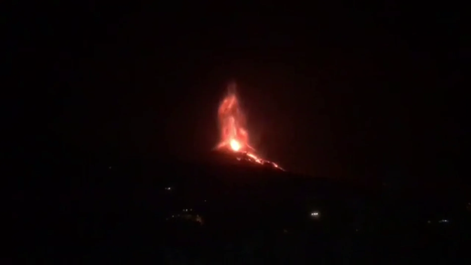 El vídeo de cómo varias coladas de lava nacen al derrumbarse el cono norte del volcán de La Palma