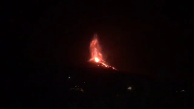 El v&iacute;deo de c&oacute;mo varias coladas de lava nacen al derrumbarse el cono norte del volc&aacute;n de La Palma