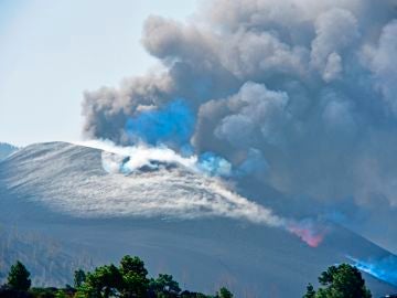 Así es vivir el volcán de La Palma desde la ventana de casa, los terremotos y el rugir de la erupción de Cumbre Vieja son constantes para los vecinos que viven cerca.