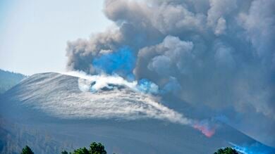 El volcán de La Palma desde la ventana, la inquietud de un crujido que no cesa y terremotos diarios