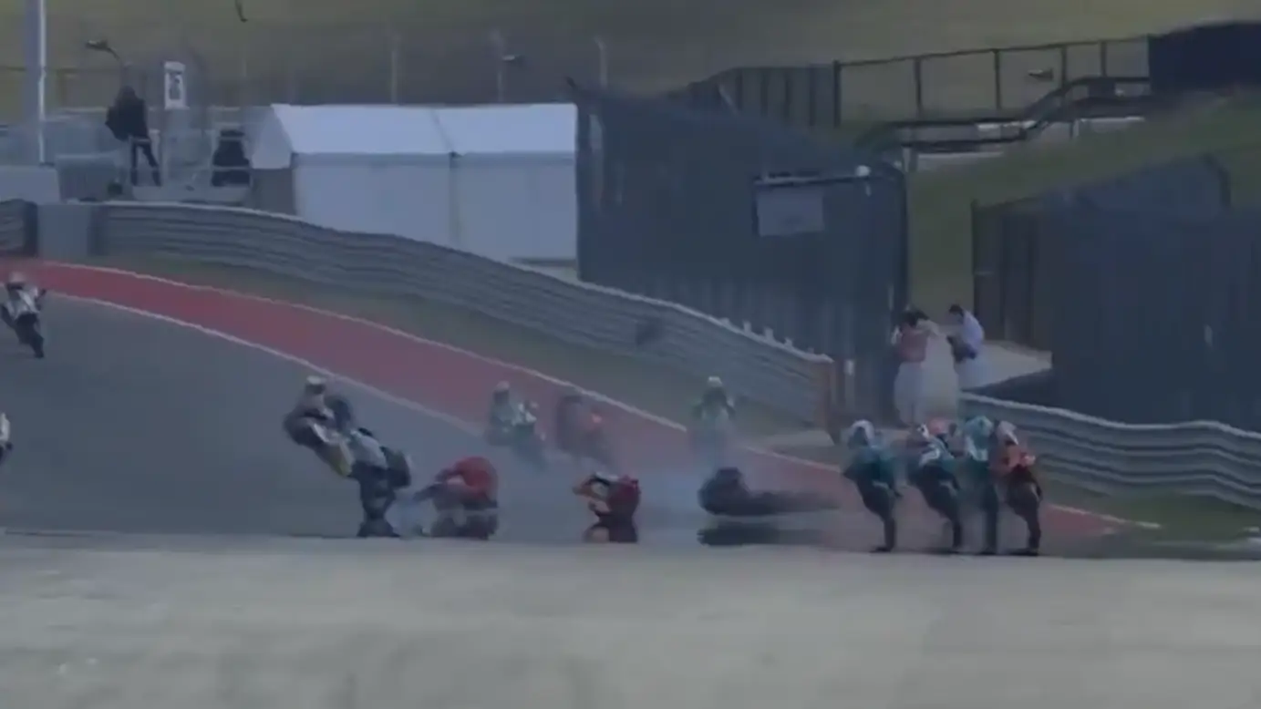 Espeluznante accidente de Acosta y Alcoba en la prueba de Moto 3 en Austin Espeluznante accidente de Acosta y Alcoba en la prueba de Moto 3 en Austin