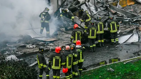 Mueren ocho personas al estrellarse un avión contra un edificio cerca de Milán Mueren ocho personas al estrellarse un avión contra un edificio cerca de Milán