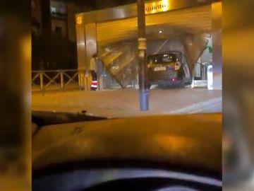 Un conductor se duerme al volante y empotra su vehículo contra una estación de metro en Dos Hermanas, Sevilla
