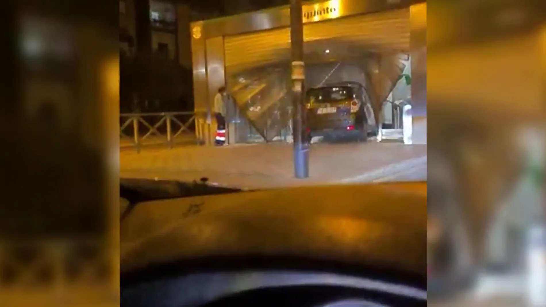 Un conductor se duerme al volante y empotra su vehículo contra una estación de metro en Dos Hermanas, Sevilla