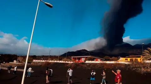 Una gruesa capa de ceniza y escoria cubre el techo de las viviendas del barrio de Las Manchas, en La Palma, y los terrenos adyacentes, dentro de la zona evacuada por su proximidad al volcán. En la imagen, los servicios de emergencia muestran a un grupo de periodistas los efectos de la erupción en la zona Una gruesa capa de ceniza y escoria cubre el techo de las viviendas del barrio de Las Manchas, en La Palma, y los terrenos adyacentes, dentro de la zona evacuada por su proximidad al volcán. En la imagen, los servicios de emergencia muestran a un grupo de periodistas los efectos de la erupción en la zona