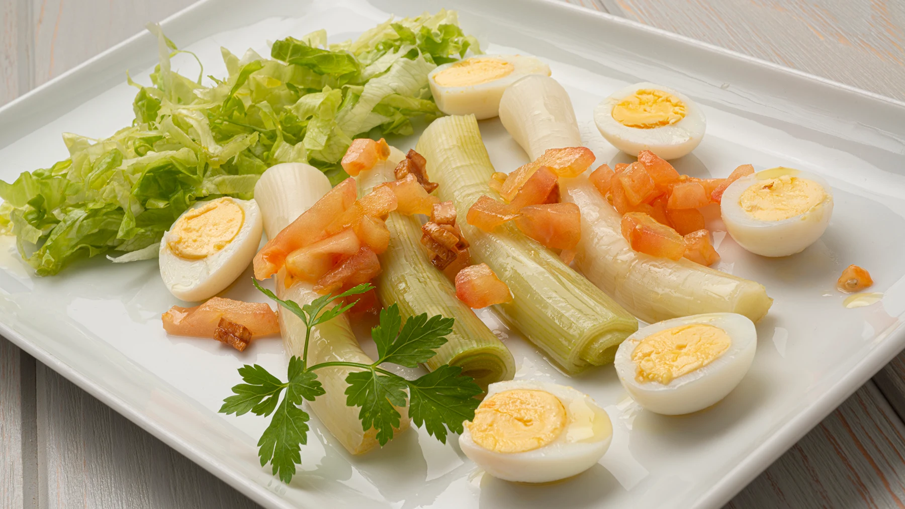 Receta de ensalada templada de puerros, de Karlos Arguiñano Receta de ensalada templada de puerros, de Karlos Arguiñano