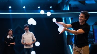 Martín Cattani, el artista de las pompas, fascina con sus trucos en 'El Hormiguero 3.0'