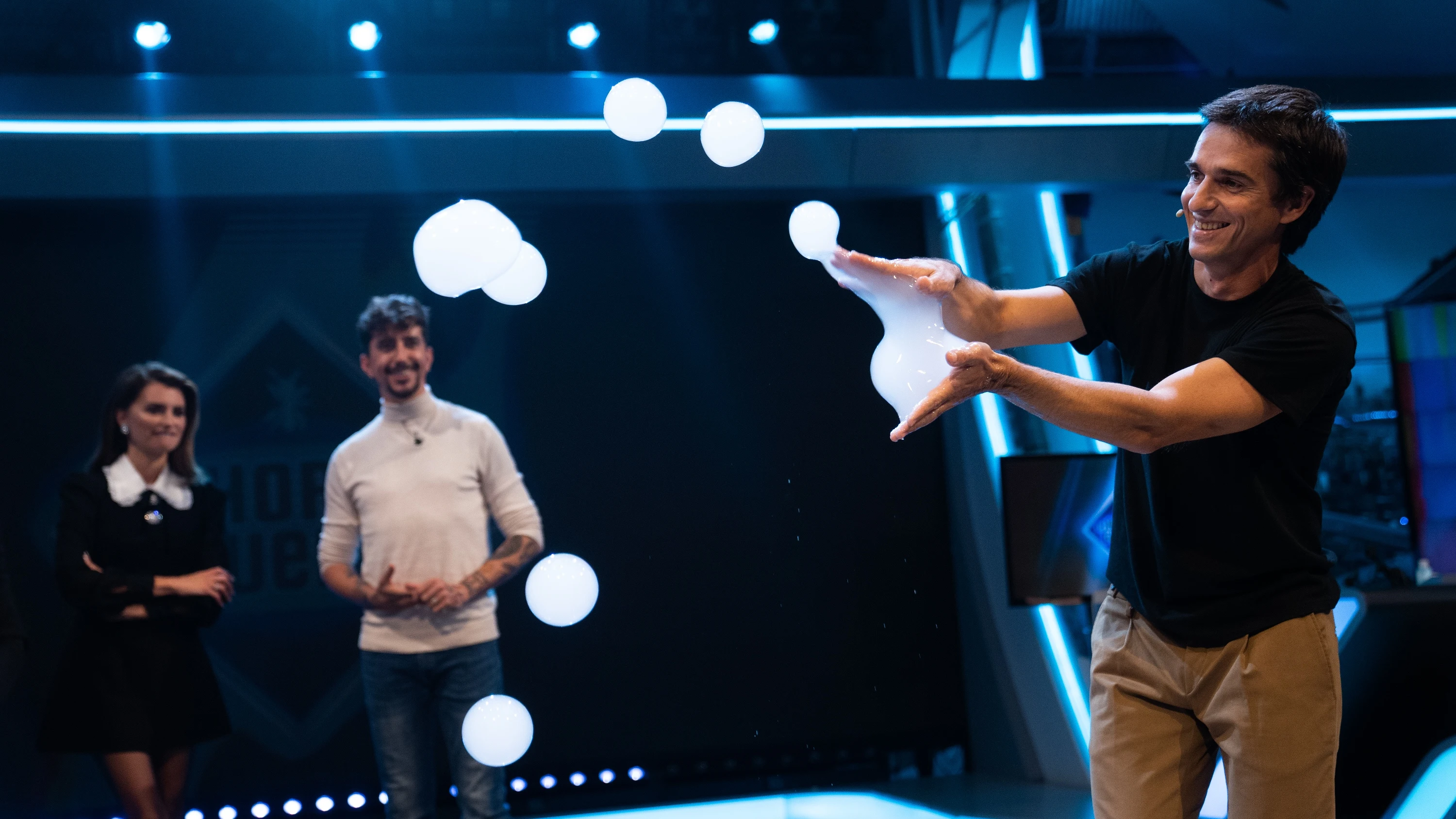 Martín Cattani, el artista de las pompas, fascina en 'El Hormiguero 3.0' Martín Cattani, el artista de las pompas, fascina en 'El Hormiguero 3.0'