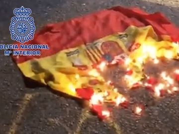 Detenido un joven por quemar una bandera de España en Murcia