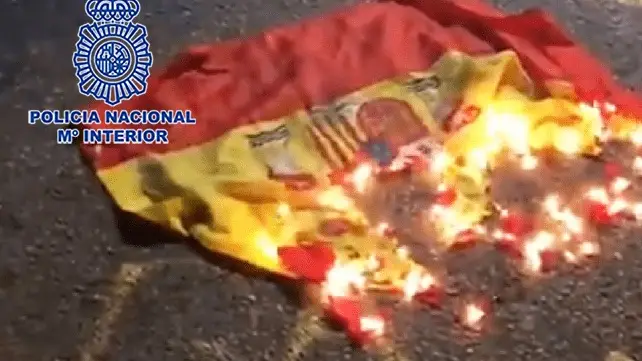 Detenido un joven por quemar una bandera de España en Murcia Detenido un joven por quemar una bandera de España en Murcia