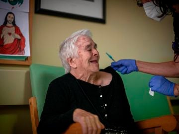 Sanidad da luz verde a la tercera dosis de la vacuna contra el Covid-19 para mayores de 70 años