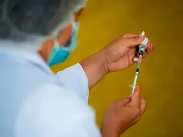 Una enfermera prepara una vacuna contra el coronavirus Una enfermera prepara una vacuna contra el coronavirus