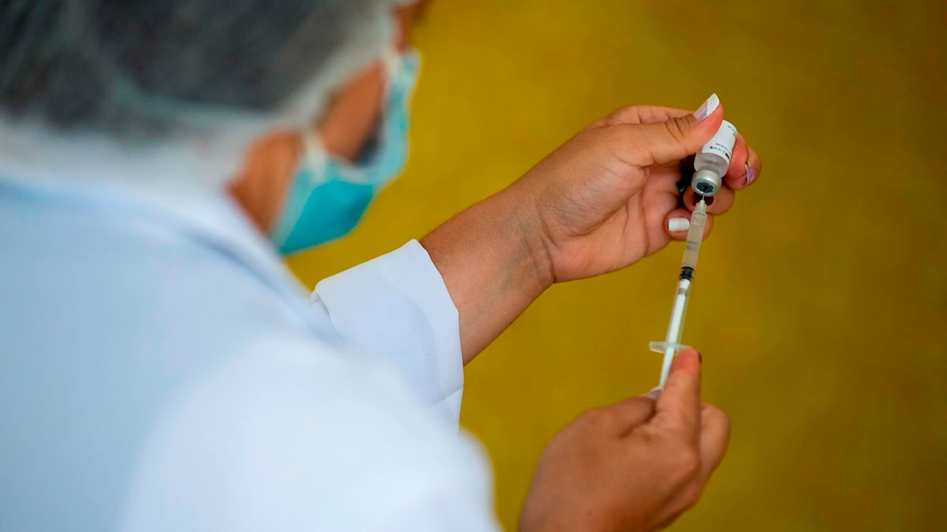 Una enfermera prepara una vacuna contra el coronavirus