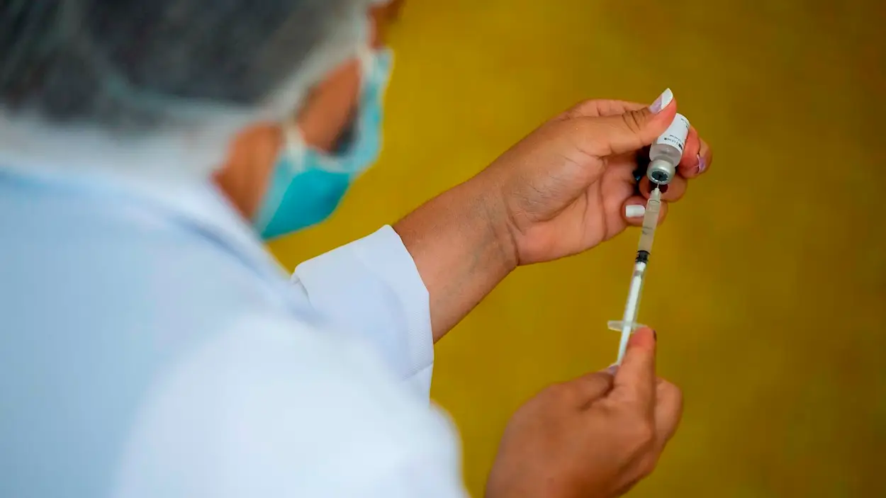Una enfermera prepara una vacuna contra el coronavirus Una enfermera prepara una vacuna contra el coronavirus