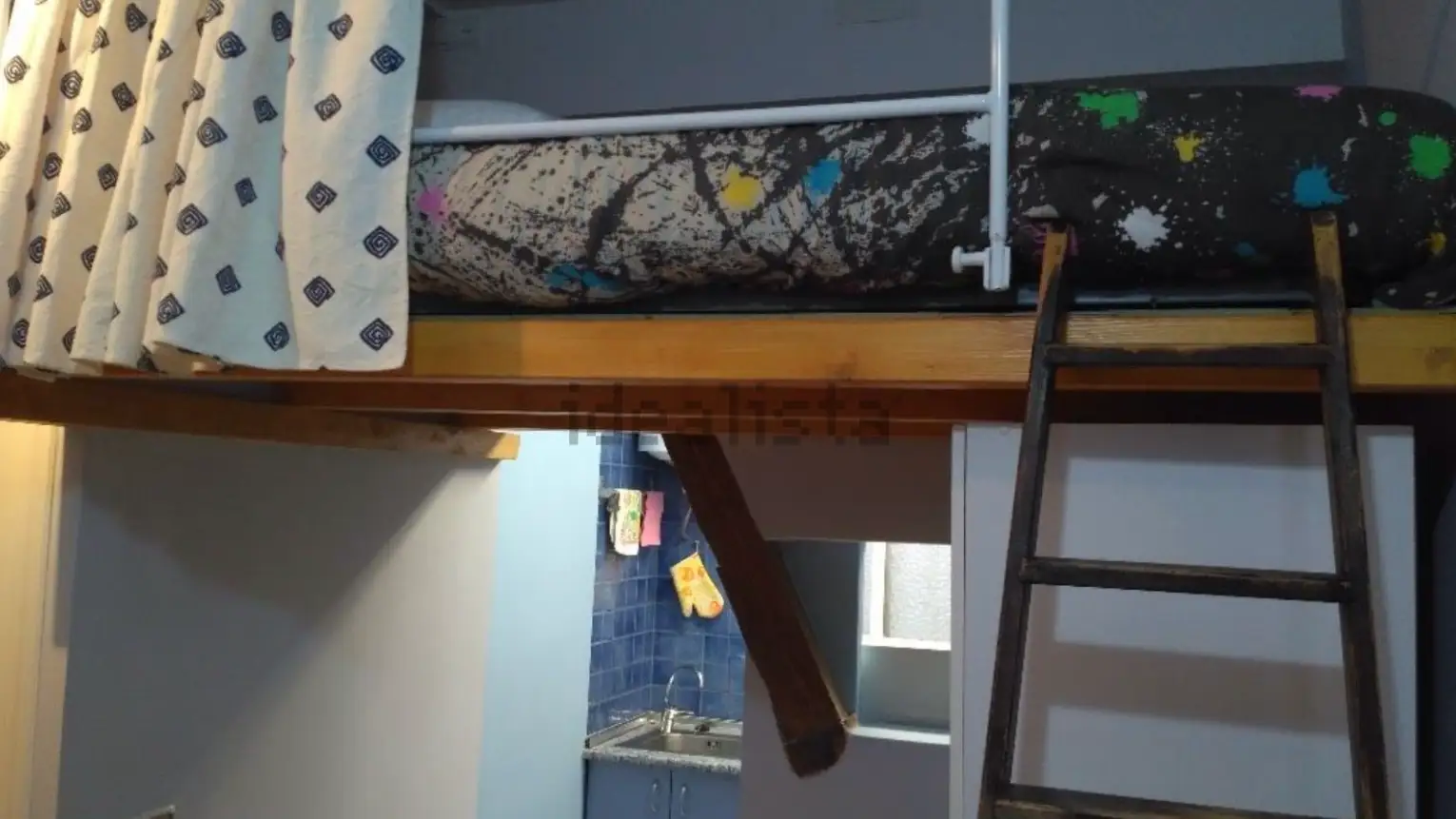 El dormitorio del piso de Idealista, una cama sobre el sal&oacute;n