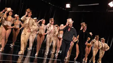 ¡Insólito! Antonio Banderas dirige y baila el gran número musical de 'A Chorus Line' en 'El Hormiguero 3.0'