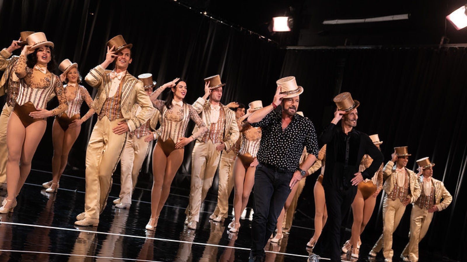 ¡Insólito! Antonio Banderas dirige y baila el gran número musical de 'A Chorus Line' en 'El Hormiguero 3.0'