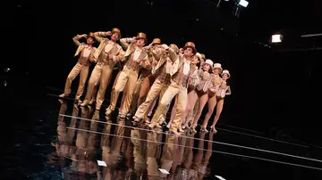 La compañía de 'A Chorus Line' representa 'One' en directo, el numero estelar del musical