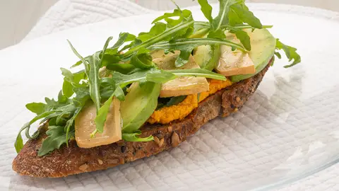 Arguiñano: receta vegana de tosta de tofu, zanahoria y aguacate Arguiñano: receta vegana de tosta de tofu, zanahoria y aguacate
