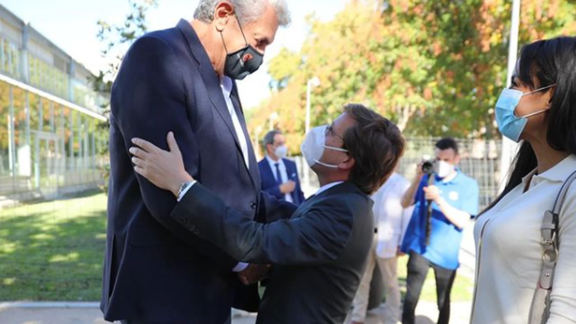 La foto viral de José Luis Martínez-Almeida con Fernando Romay: "Que empiecen los memes" La foto viral de José Luis Martínez-Almeida con Fernando Romay: "Que empiecen los memes"